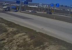 Çorum'da 2 hafif ticari araç çarpıştı; 3 kişinin yaralandığı kaza kamerada