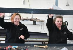 Kız kardeşler, alüminyum doğrama atölyelerinde üretim yapıyor