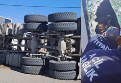 Yan yatan kamyonda yaralanan sürücüyü camdan çıkardılar