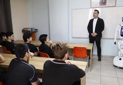 Robot öğretmen Ada'dan erkek öğrencilere: Kadına şiddete sessiz kalmayın