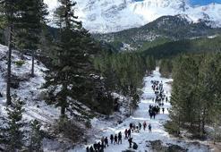 Doktorlar, 'glokom' hastalığına dikkat çekmek için karda 7 kilometre yürüdü