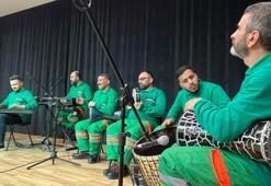 Bursa'da temizlik görevlileri, iş kıyafetleriyle konser verdi