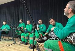 Bursa'da temizlik görevlileri, iş kıyafetleriyle konser verdi