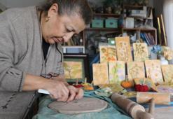 Doğadan topladığı bitkileri sanat eserine dönüştürüyor