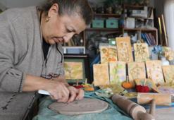 Doğadan topladığı bitkileri sanat eserine dönüştürüyor