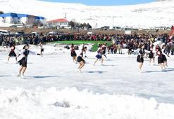 Çıldır Gölü'nde 'Kadınlar Günü'ne özel buz pateni gösterisi