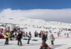 Erciyes'te pist dışına kar kütlesi düştü