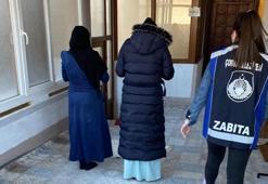 Dilenen kadınlar yakalanmamak için camiye girip, namaza durdu