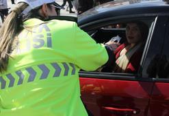 Sivas’ta polisten kadın sürücülere hediye