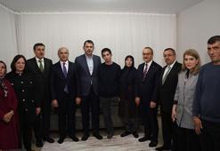 Bakan Kurum, Malatya'da depremde babası ve 3 kardeşini kaybeden Ömer'i ziyaret etti