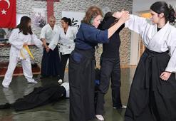 Hemcinslerine aikido öğretiyor