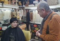 Kanser hastası kadına Dünya Kadınlar Günü'nde peruk hediye etti