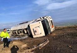 Gaziantep’te akaryakıt tankeri devrildi: 2 yaralı