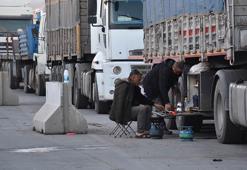 TIR şoförleri, iftarlarını mutfağa çevirdikleri dorsedeki dolaplarda hazırlıyor