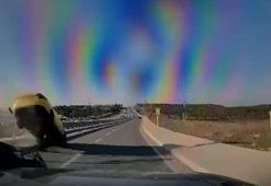 Arnavutköy’de orta refüje çarpan ticari taksi, araçların üzerine uçtu: 2 yaralı