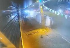 Hafif ticari araç sinyalizasyon direği ile ağaca çarpıp takla attı; o anlar kamerada