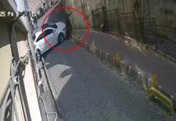Fatih'te ileri yerine geri vites yaptı; yoldan geçen kadına çarptı