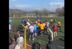 U17 futbol maçında tekme ve yumruklu kavga