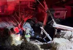 Manisa'da motosikletle çarpışan otomobil evin bahçesine uçtu: 1 ölü, 2 yaralı