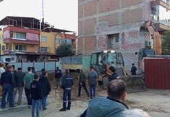Temel kazısı sırasında bitişikteki 4 katlı binada çökme meydana geldi