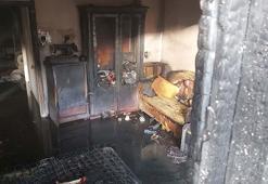 Evde çıkan yangında 3 çocuk dumandan etkilendi; onları kurtarmak isteyen anne ise yaralandı