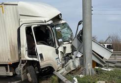 Kamyonet yön tabelasına ok gibi saplandı: 2 yaralı