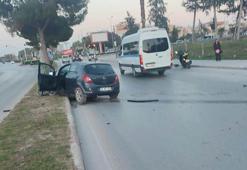 Otomobil, yayalara çarpıp refüje çıktı: 3 yaralı