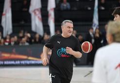 Bakan Bak, gösteri maçında parkeye çıktı