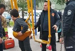 Ters oturduğu salıncakta sıkışan çocuğu itfaiye kurtardı