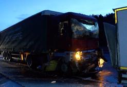 Çekmeköy'de iki TIR ile kamyonun karıştığı kaza: 2 yaralı