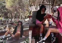 Mezar taşlarının üzerine oturup iskambil oynadılar