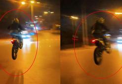 Motosikletinin ön tekerini kaldırıp, trafiği tehlikeye attı; o anlar kamerada