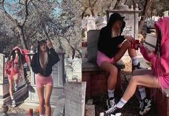 Mezar taşlarının üzerine oturup, iskambil oynayan kadınlar yurt dışına çıkmış