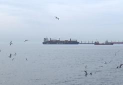 Bakırköy'de kargo gemisi karaya oturdu