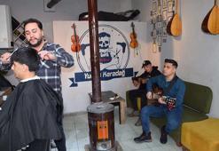 Konservatuvar mezunu berberden sazlı sözlü tıraş