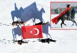 Kampüste atlı ve bayraklı 'Çanakkale' anması