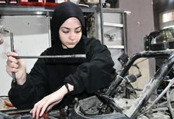 Melisa, babasının iş yerinde motosiklet tamiri yapıyor