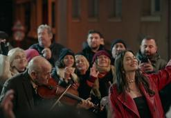 Demet Özdemir İstiklal'de şarkı söyledi