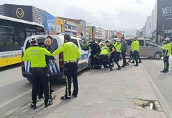 Kask takmadığı için ceza yazmak isteyen polise zor anlar yaşattı