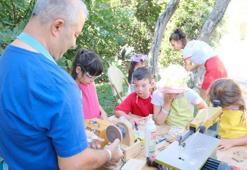 Ahşap oyuncak ustası, zanaatını çocuklara aktarıyor