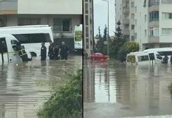 Adana'da sağanak hazırlıksız yakaladı; serviste mahsur kalan öğrencileri itfaiye kurtardı