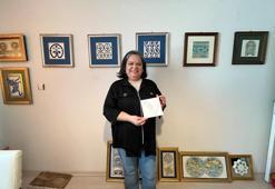 Emeklilikte hobi olarak başladığı tezhip sanatıyla süslediği çinileri görücüye çıkardı