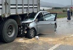 Otomobil, kamyonun altına girdi: 1 ağır yaralı