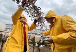 Zorlu hava şartlarında, 70 metre yükseklikte 'mahya' mesaisi