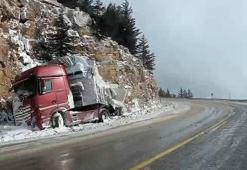 Kar, Antalya- Konya yolunda ulaşımı aksatıyor