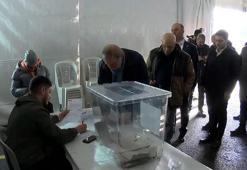 CHP'liler ön seçim için oy kullanıyor