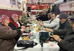 Yaşlılar, okul sıralarında öğretmenlerle buluştu