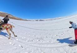 Yüzeyi buz tutan Çıldır Gölü'nde dörtnala snowboard