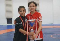 Milli güreşçi Evin Demirhan’a verdikleri sözü tutup, Türkiye şampiyonu oldular