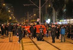 Antalya'da bir gösterici, polisten aldığı megafonla 'sükunet' uyarısı yaptı